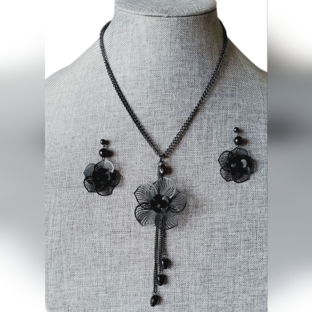 Vtg. Elegant Black Floral Jewelry Set
